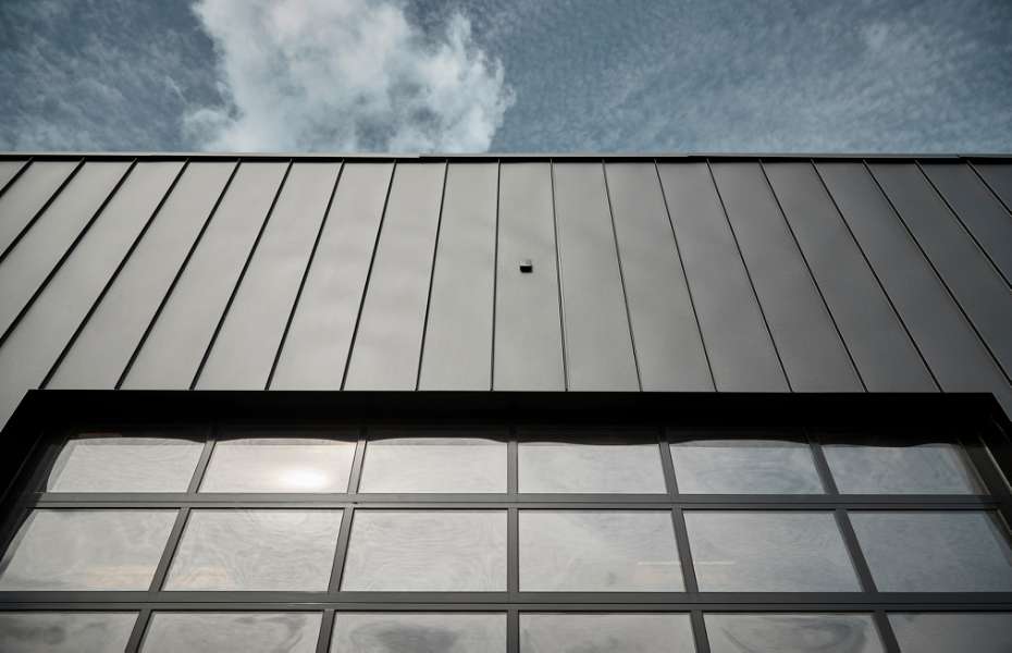 Firmensitz mit Stahlprofilen im robusten „New Yorker Stil“, Ejendomsselskabet Industrivej – Godsbanevej 5, 7400 Herning, Dänemark